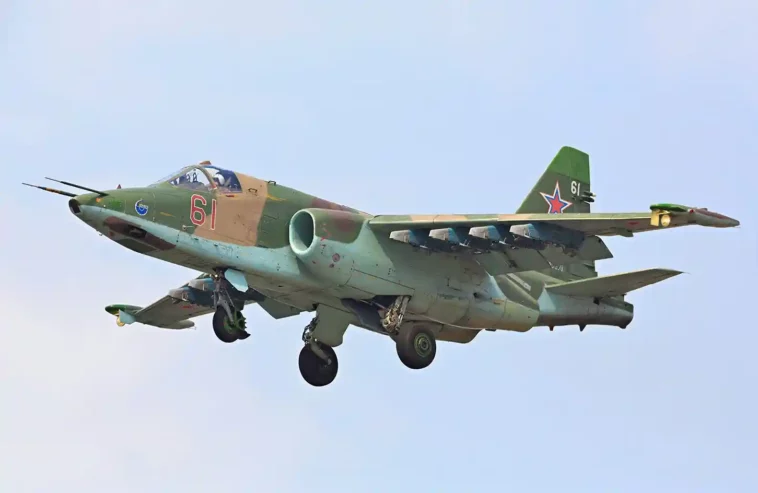 هبوط مذهل لطيار روسي.. طائرة روسية من طراز Su-25 تهبط على بطنها بعد فشل معدات الهبوط (فيديو)