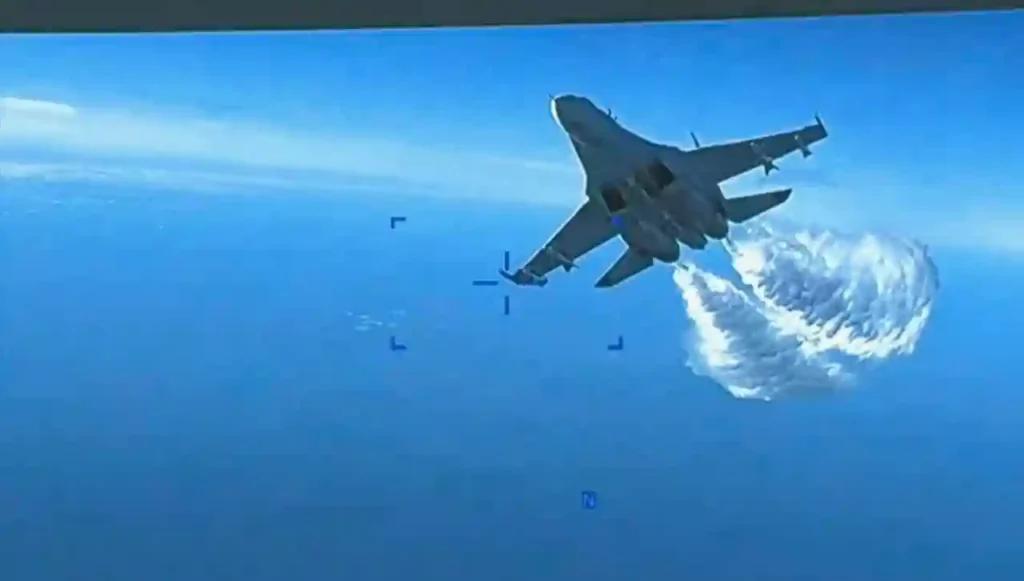 الولايات المتحدة تنشر مقطع فيديو لطائرة سو-27 الروسية أثناء إطلاقها الوقود على طائرتها المسيرة MQ-9