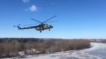 طائرة مروحية عسكرية روسية تصطدم بخطوط الكهرباء (فيديو)