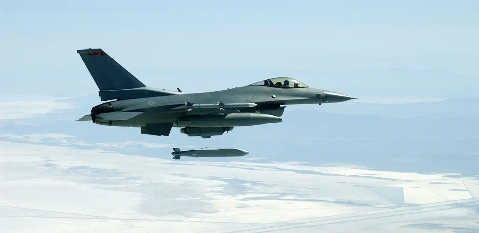 القنبلة الانزلاقية المجنحة JSOW تعزز ترسانة مقاتلات الإف-16 المغربية