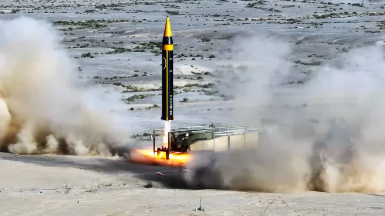 איראן חשפה את הטיל הבליסטי החדש שלה, ה-Khoramshahr 4, עם טווח של עד 2,000 קילומטרים.