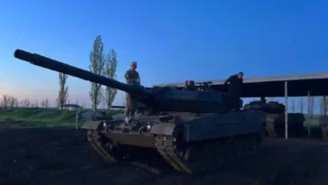 الجيش الأوكراني يختبر دبابة Leopard 2A6 ضد T-62 روسية تم أسرها
