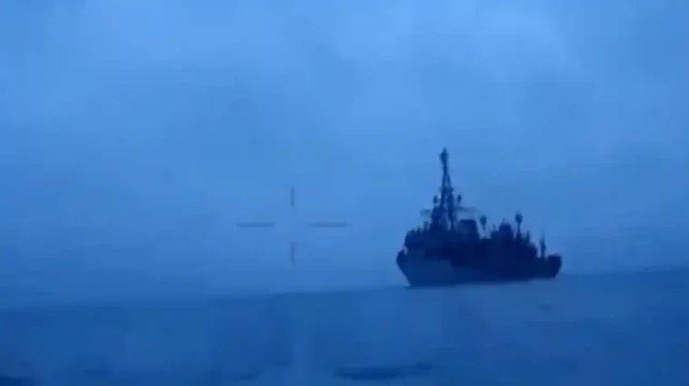 مسيرة بحرية أوكرانية تستهدف بنجاح سفينة استطلاع روسية (فيديو)