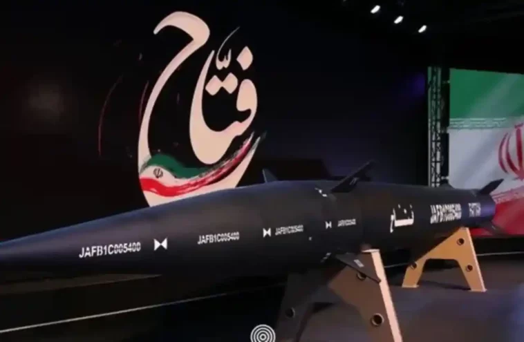 إيران تكشف عن أول صاروخ فرط صوتي من طراز فتاح