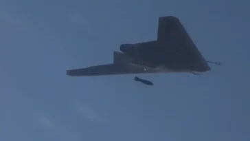 الدرون يتعامل مع الشبحي دانيل سوخوي S-70 Okhotnik-B