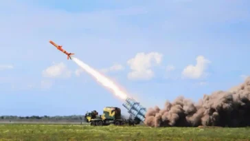 أوكرانيا تشن هجومًا ضخمًا بالطائرات المسيرة وصواريخ نبتون على مطار في شبه جزيرة القرم يضم مقاتلات سو-30 وسو-24 وأنظمة بانتسير