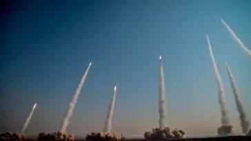 إيران تضرب أحدى مدنها عن طريق الخطأ بصاروخ باليستي (فيديو)