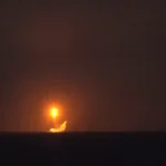 الشعب الروسي يشاهد صاروخ "يارس" النووي العابر للقارات وهو يحلق فوق مدينة أرخانجيلسك (فيديو)