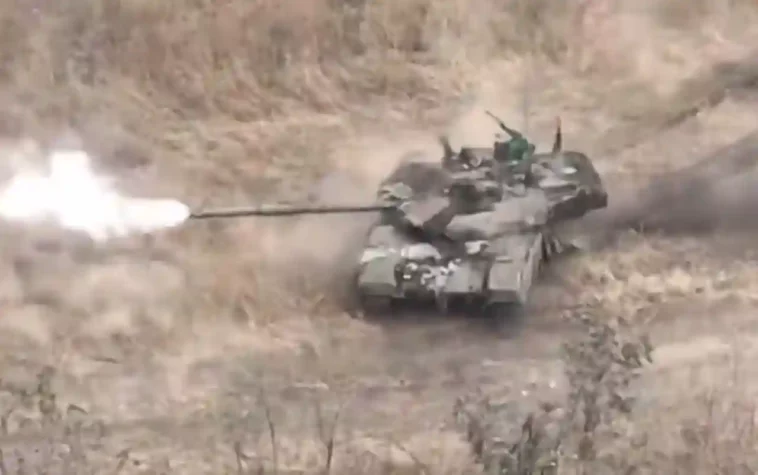 القوات الأوكرانية تفجر دبابة روسية متقدمة