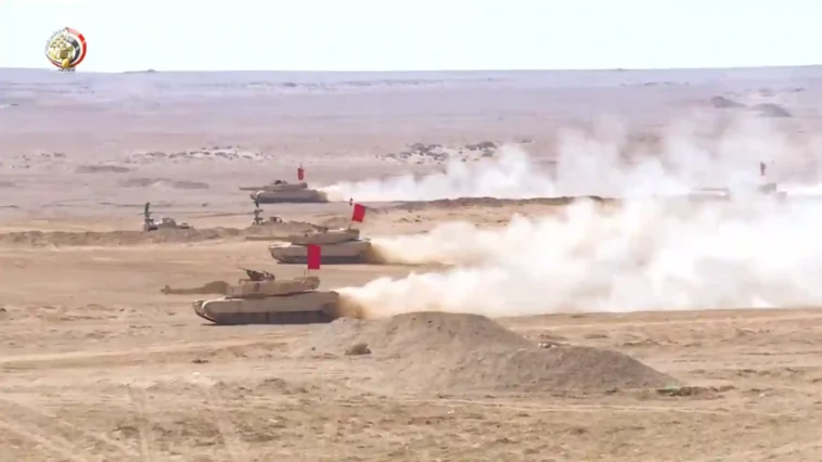القوات المسلحة المصرية تنفذ مناورات مفاجئة بالذخيرة الحية