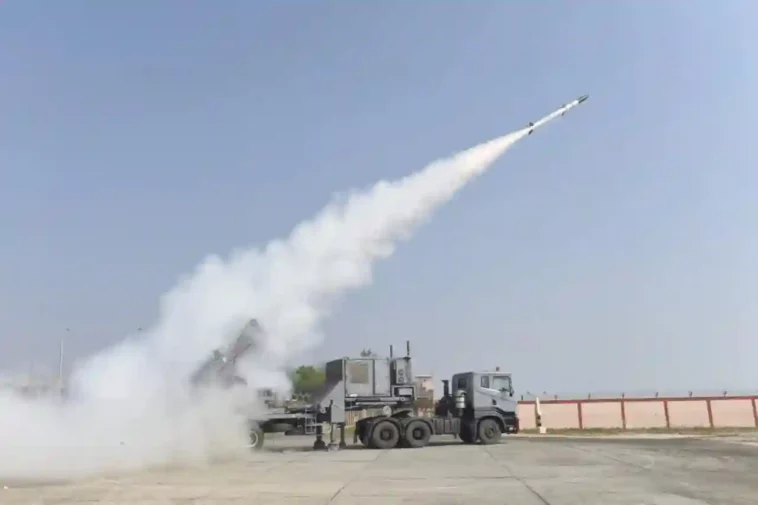 الهند تختبر صاروخًا اعتراضيًا جديدًا لنظام الدفاع الجوي أكاش