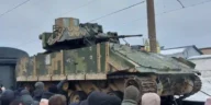 الروس يختبرون مركبة برادلي القتالية الأمريكية تم الاستيلاء عليها في أوكرانيا