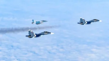 طائرات ميراج 2000-5 فرنسية تعترض مقاتلات روسية من طراز Su-30 وطائرة نقل من طراز An-72 فوق بحر البلطيق