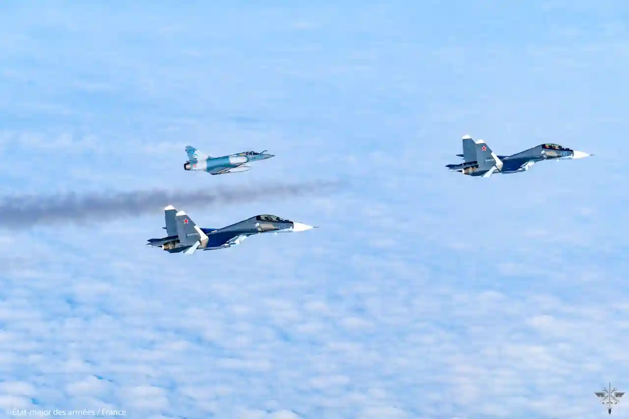 طائرات ميراج 2000-5 فرنسية تعترض مقاتلات روسية من طراز Su-30 وطائرة نقل من طراز An-72 فوق بحر البلطيق