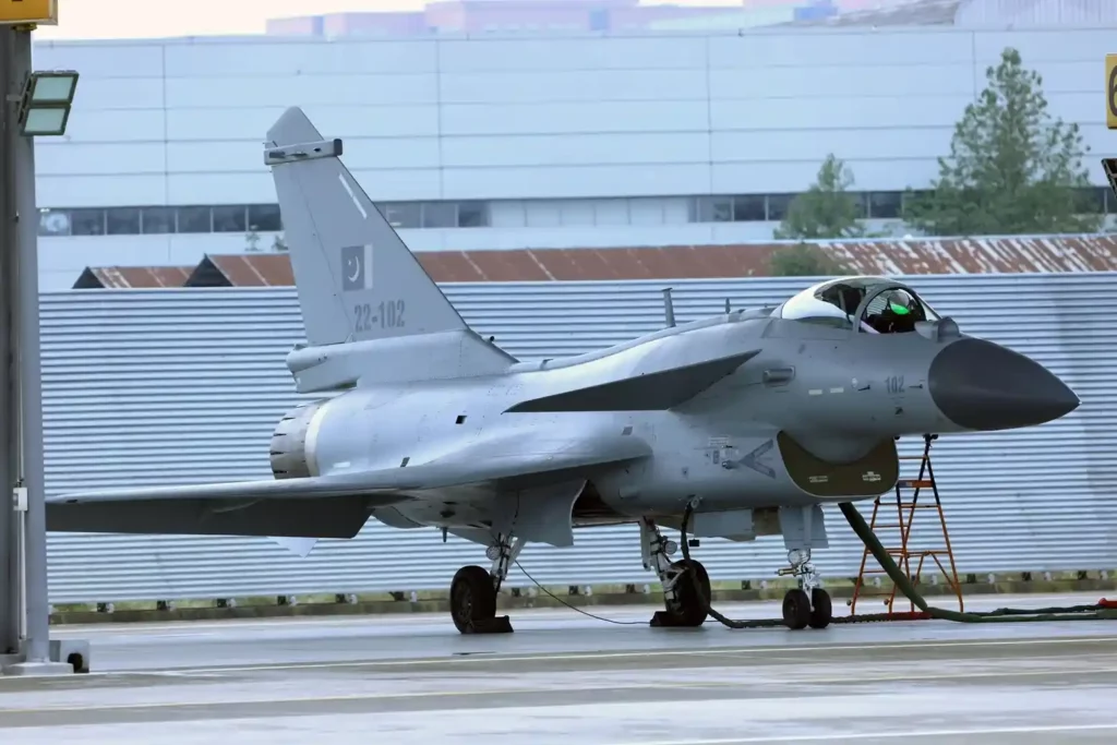 طائرة مقاتلة صينية من طراز J-10C تحمل “علامات قتل” لست طائرات هندية أسقطتها طائرة J-10C باكستانية