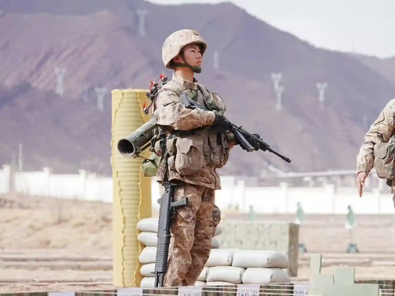 الصين تستعرض "الجندي الخارق" بتجهيز متعدد الأسلحة يثير جدلًا واسعًا - موقع الدفاع العربي