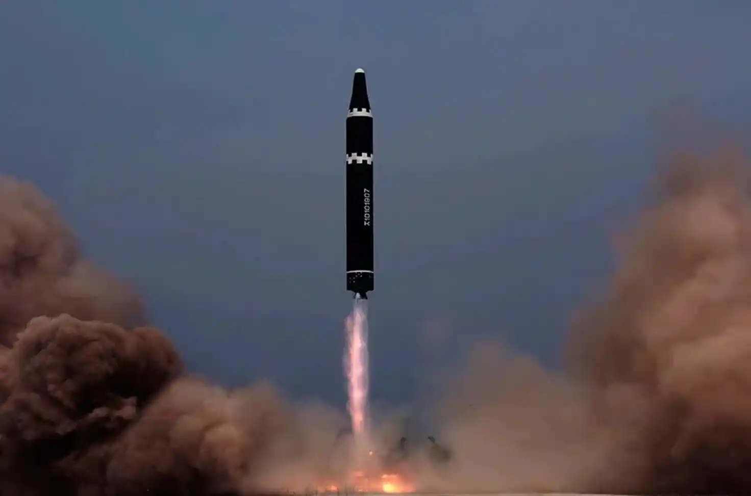 كوريا الشمالية تطلق عدة صواريخ باليستية بعد الإطاحة بالرئيس الفنزويلي - موقع الدفاع العربي